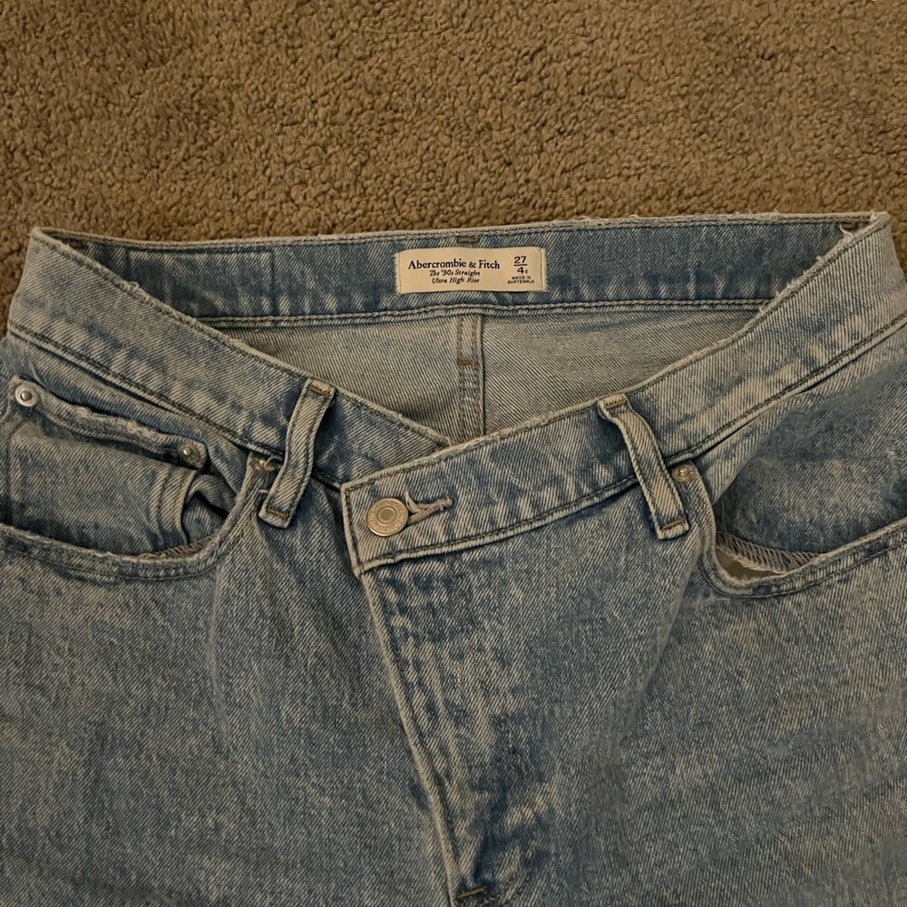 Abercrombie & Fitch Ultra High Rise 90s Straight Jean